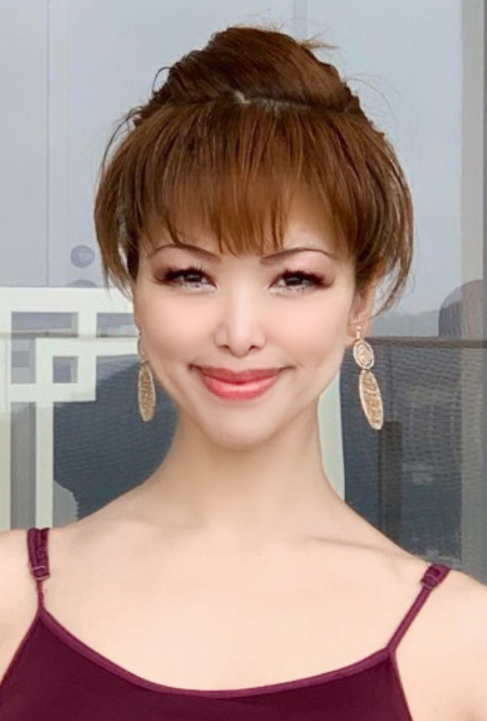 講師がヨガを教えている様子